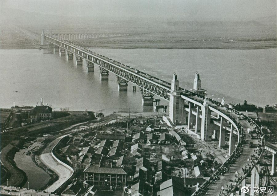 1968年12月29日， 南京長(zhǎng)江大橋全面建成通車(chē)。這是當(dāng)時(shí)中國(guó)自行設(shè)計(jì)建造的最大的鐵路、公路兩用橋。
